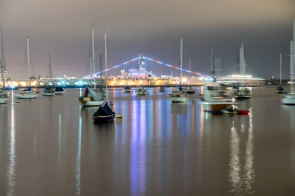 Noc zamazane ruchy łodzi w San Diego Port z mostem o — Zdjęcie stockowe
