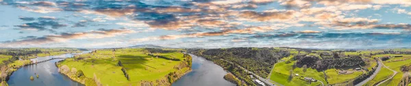 Yeni Zelanda nehri ve manzarası, panoramik hava manzarası — Stok fotoğraf