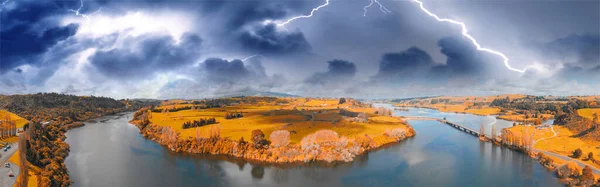 Nieuw-Zeeland panoramisch landschap rivier en weiden, uitzicht op de lucht — Stockfoto