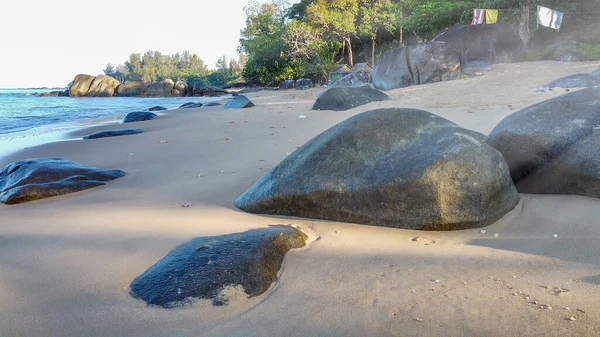 Khao Lak kustlijn, prachtig uitzicht vanuit de lucht op een zonnige ochtend, Th — Stockfoto