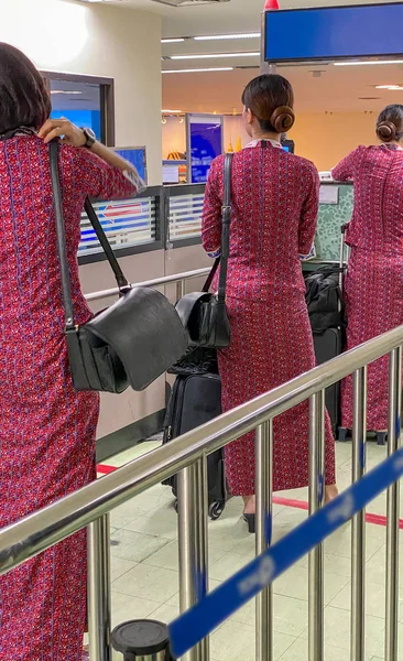 Tre Belle Hostess Aeree Uniforme Rossa Che Entrano Nel Cancello — Foto Stock