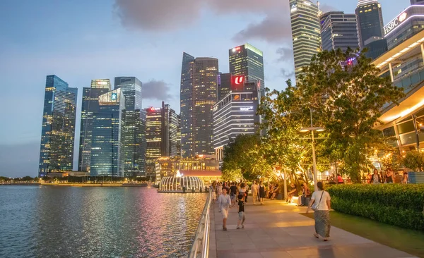 SINGAPORE - GENNAIO 3, 2020: I turisti passeggiano lungo Marina Bay a s — Foto Stock