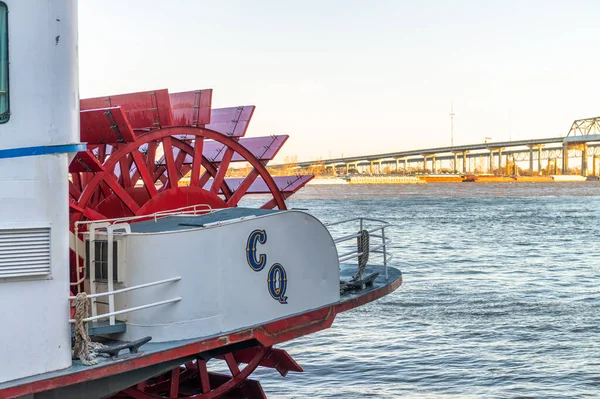 NEW ORLEANS, LA - ΦRUARI 8, 2016: Natchez Steamboat dockas vid — Stockfoto