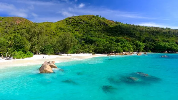 Praslin, Seychellen. Verbazingwekkend uitzicht vanuit de lucht op prachtig tr — Stockfoto