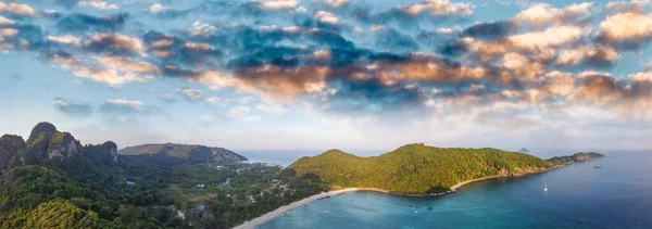 Erstaunliche Luftaufnahme des tropischen Strandes von der Drohne — Stockfoto