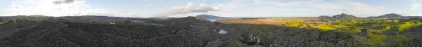 Vista aerea di incredibili colline e campagne neozelandesi con una — Foto Stock