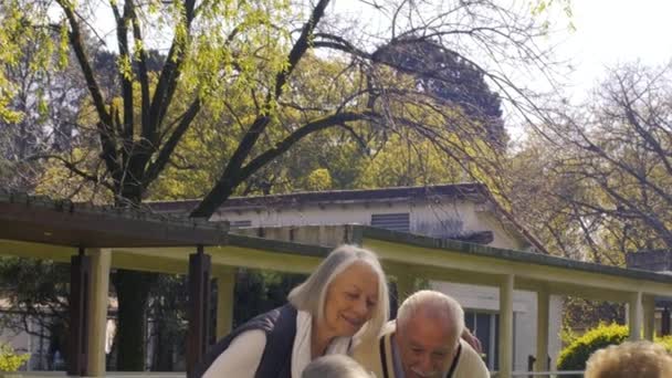 Beeldmateriaal Van Ouderen Die Tijd Doorbrengen Bejaardentehuizen — Stockvideo