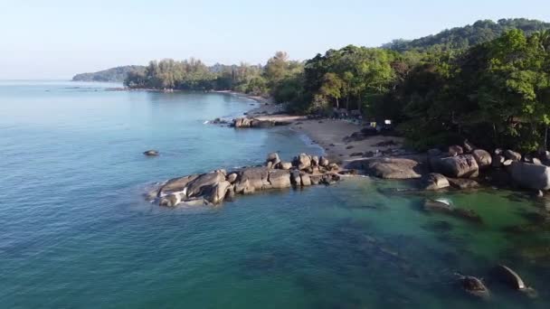 Imágenes Aéreas Escénicas Hermosa Orilla Del Mar Día Soleado — Vídeo de stock