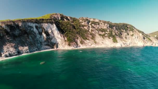 images aériennes pittoresques de la belle côte par une journée ensoleillée
