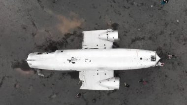 Solheimasandur Uçak Enkazı, İzlanda. Kumsaldaki uçak enkazının havadan görünüşü