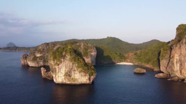 Güneşli bir günde güzel deniz kıyısının manzaralı görüntüleri.