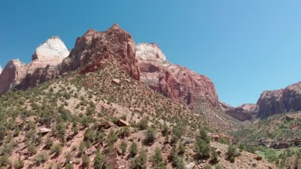 阳光明媚的峡谷群山的风景镜头 — 图库视频影像