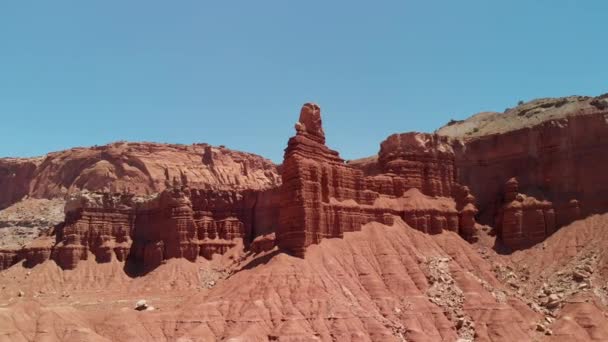 阳光明媚的峡谷群山的风景镜头 — 图库视频影像