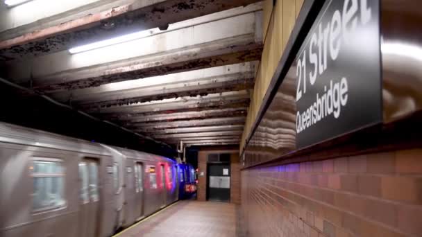 Záběry Vlaku Odjíždějícího Ulice Nádraží Queensbridge New York — Stock video