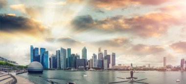 Singapur silueti. Gün batımında drone 'dan panoramik görüntü. Binalar ve gökdelenler