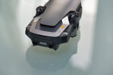 PISA, İtalya - 12 Şubat 2020: Arka planda DJI Maviç Air izole edildi.