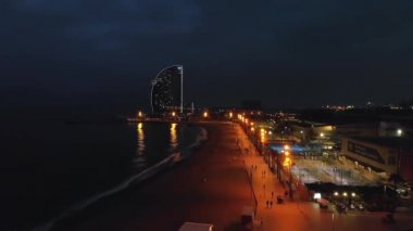 BARCELONA - Mayıs 2018: şehir plajı gece hava manzarası. Şehir yılda 10 milyon turiste ev sahipliği yapıyor.