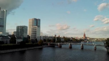 Frankfurt am Main 'in iş ve finans merkezi, insansız hava aracından gün batımı görüntüsü.