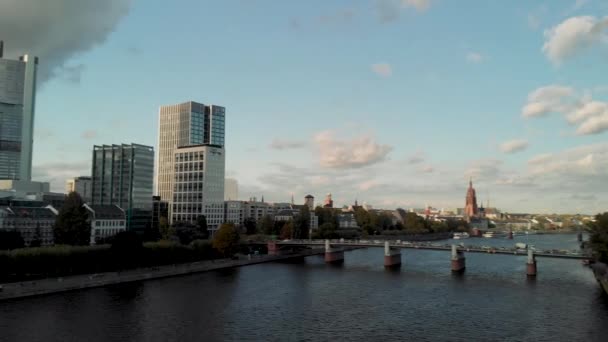 Luftaufnahme Entlang Der Futuristischen Skyline Des Geschäfts Und Finanzzentrums Frankfurt — Stockvideo