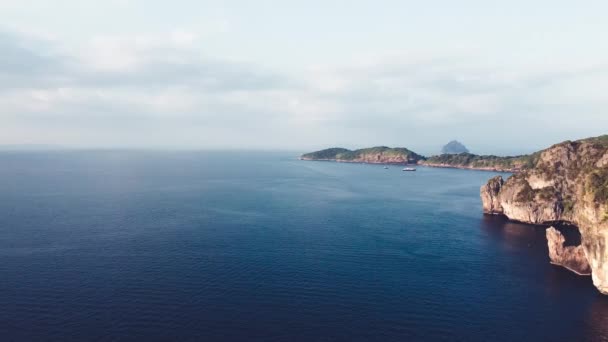 Imágenes Aéreas Escénicas Hermosa Orilla Del Mar Día Soleado — Vídeos de Stock