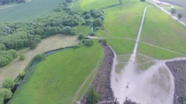 Yeşil alandaki mezarlığın hava görüntüleri.