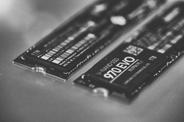 PISA, İtalya - 12 Şubat 2020: Yalıtılmış arkaplanda yüksek hızla veri depolama için NVME M2 SSD diskleri