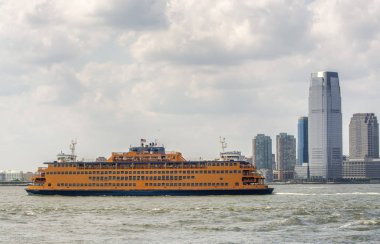 Jersey City, New York 'un önündeki feribot. Tatil ve seyahat kavramı.