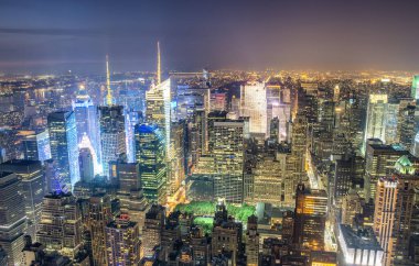 New York City, ABD. Manhattan 'ın merkezindeki gökdelenleri yüksek bir perspektiften gece görüşü.