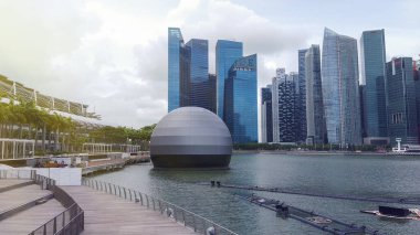 ŞARKI - 4 HAZİRAN 2020: Günbatımında Marina Körfezi bölgesindeki şehir binalarının havadan görüntüsü.