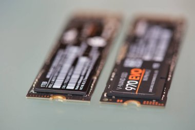 PISA, İtalya - 12 Şubat 2020: Yalıtılmış arkaplanda yüksek hızla veri depolama için NVME M2 SSD diskleri