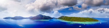 Surin Adaları, Tayland. Gölün ve ormanın panoramik hava manzarası. Mu Ko Surin Milli Parkı.