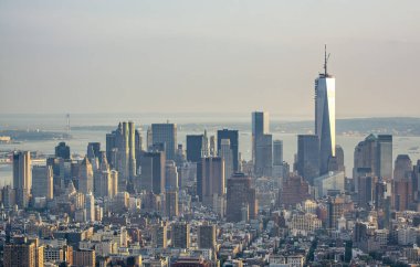Manhattan şehir merkezinin havadan görünüşü yaz mevsiminde gökyüzü, New York