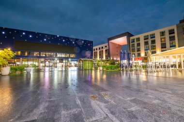 MON CHOISY, MAURITİUS - 25 Nisan 2019: Mont Choisy Le Mall Geceleri Turistlerle.