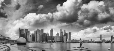 Singapur silueti. Gün batımında drone 'dan panoramik görüntü. Binalar ve gökdelenler