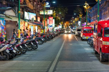 PHUKET, THAILAND - 18 Aralık 2019: Turistlerle Patong sokakları. Patong gençler için büyük bir hedef..