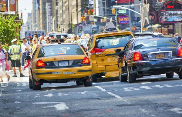 New York City 2013年6月 夏の日の大通り沿いの黄色のタクシー — ストック写真