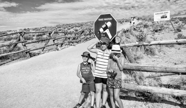 Gruppe Med Tre Barn Som Utforsker Horseshoe Bend Sommersesongen – stockfoto