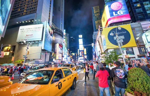 Нью Йорк Июнь 2013 Жители Нью Йорка Наслаждаются Таймс Сквер — стоковое фото