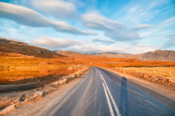 Cenário Paisagístico Bonito Com Céu Dramático Longo Estrada Circular Rota — Fotografia de Stock