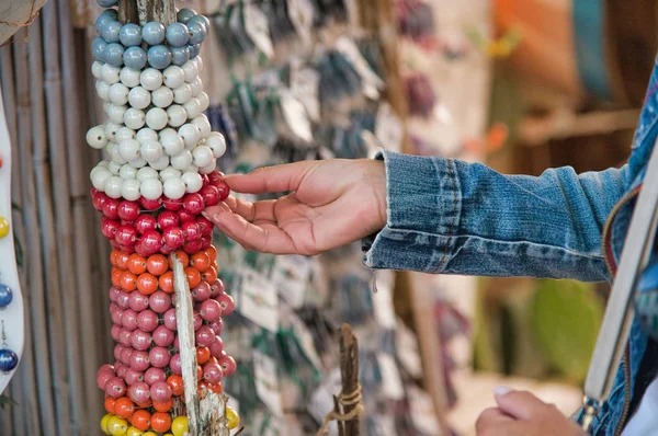 Les Mains Une Femme Touchant Des Souvenirs Touristiques Concept Vacances — Photo