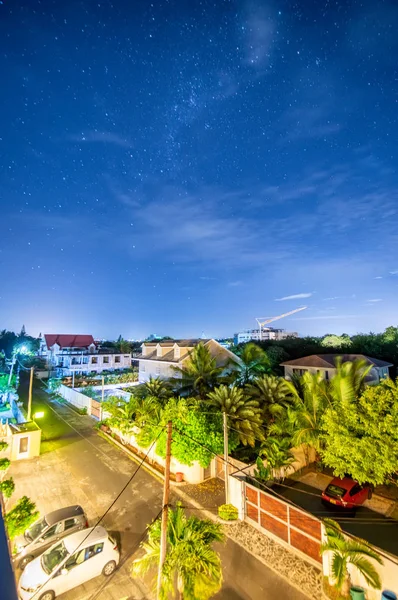 Milchstraße Auf Mauritius Sterne Über Häusern Und Bäumen — Stockfoto