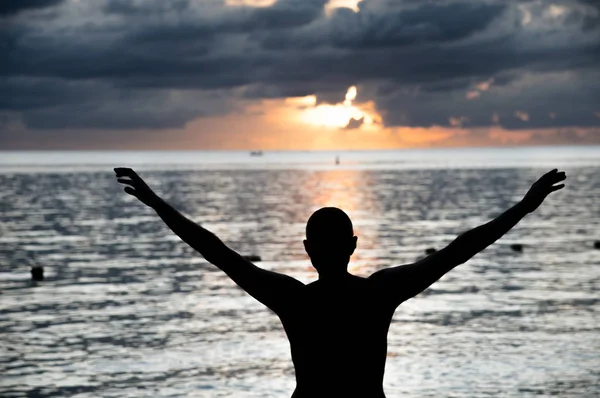 Homem Pôr Sol Abraçando Oceano Conceito Férias Relaxamento — Fotografia de Stock