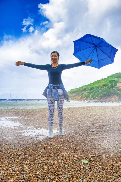 Mujer Sosteniendo Paraguas Azul Relajante Mar Océano Fondo Vista Frontal — Foto de Stock