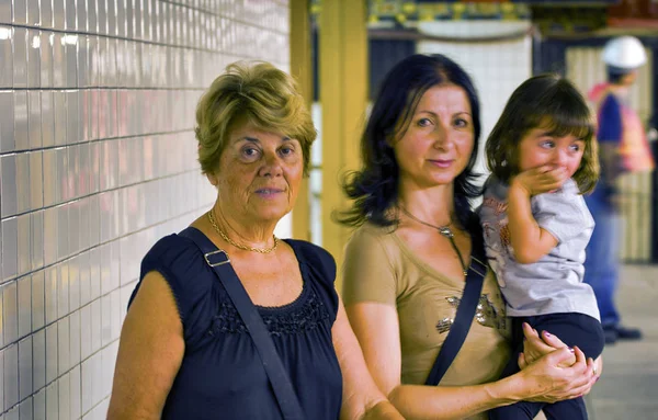 Mujer Metro Ciudad Con Hija Nieta Viajes Concepto Familiar —  Fotos de Stock