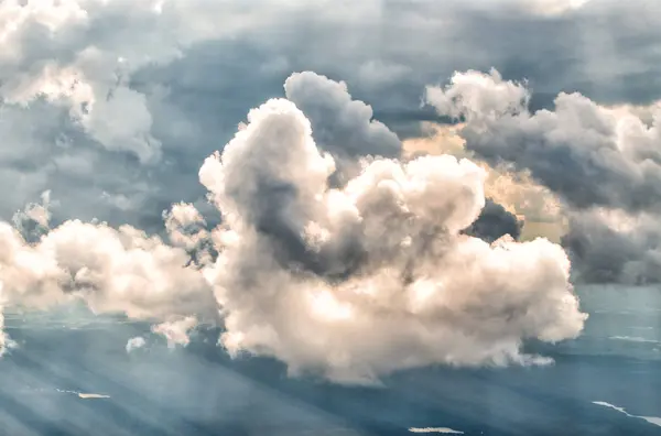 天空中的巨大云彩 从飞机上俯瞰 — 图库照片