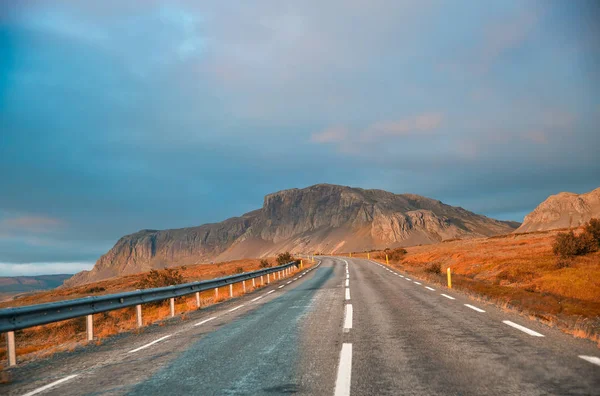 Cenário Paisagístico Bonito Com Céu Dramático Longo Estrada Circular Rota — Fotografia de Stock