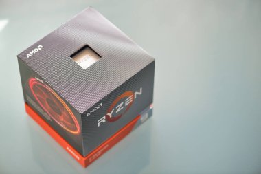 PISA, İtalya - 12 Şubat 2020: AMD Ryzen 3900x işlemcisi arka planda izole edildi.