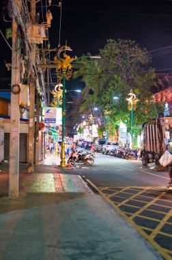 PHUKET, THAILAND - 18 Aralık 2019: Turistlerle Patong sokakları. Patong gençler için büyük bir hedef..