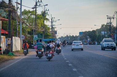 PHUKET, THAILAND 19 ARALIK 2019: güneşli bir günde ada yolları. Phuket gençler için büyük bir hedef..