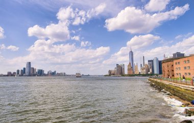 NEW YORK CITY - HAZİRAN 2013: Bir yaz günü Vali Adası 'ndan görüldüğü gibi New York City.